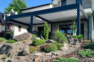 Pergola Lux gris antracita con lamas en blanco