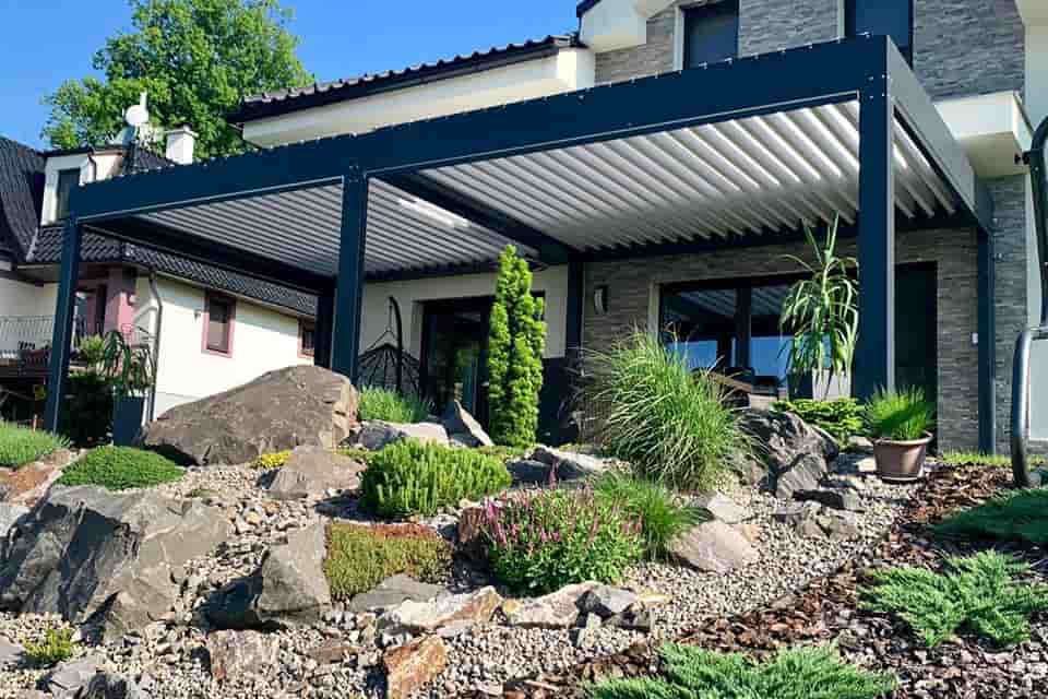 Pergola Lux gris antracita con lamas en blanco