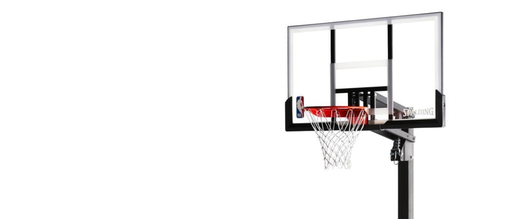 canasta instalada en cancha de baloncesto