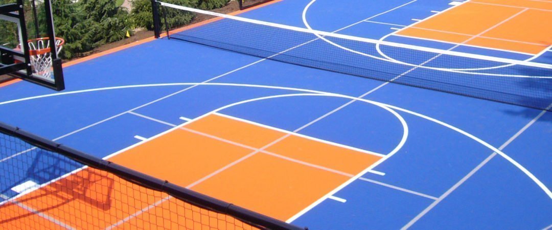 cancha de baloncesto con piso multisport y cancha de tenis